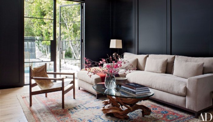 warna hitam elegancat ruang tamu agar terlihat mewah