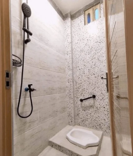 Kamar Mandi Minimalis Warna Netral