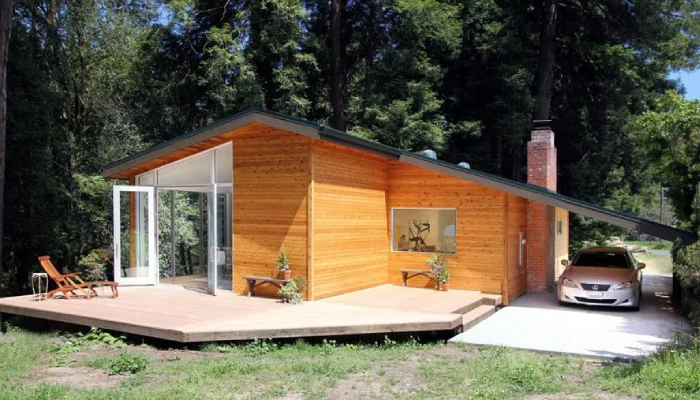 1. desain model rumah kayu sederhana tapi indah dengan garasi terbuka