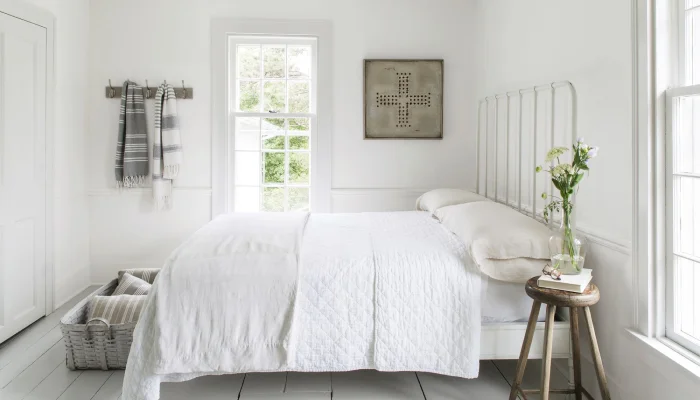 kamar tidur warna putih minimalist