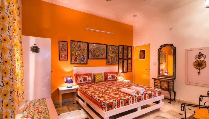 kamar tidur warna tembok coral minimalist