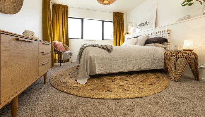 dekorasi kamar tidur sempit dengan karpet kecil