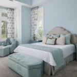 warna biru muda kamar tidur yang sejuk