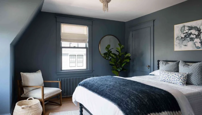 Kamar Tidur dengan Warna Cat Biru Keabu-abuan