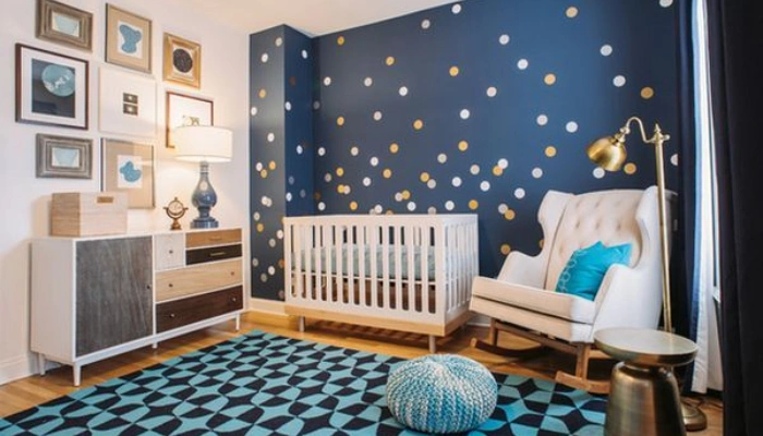 desain kamar bayi laki laki tembok biru bermotif