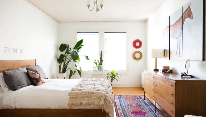 Kamar Tidur Sederhana Cahaya Natural